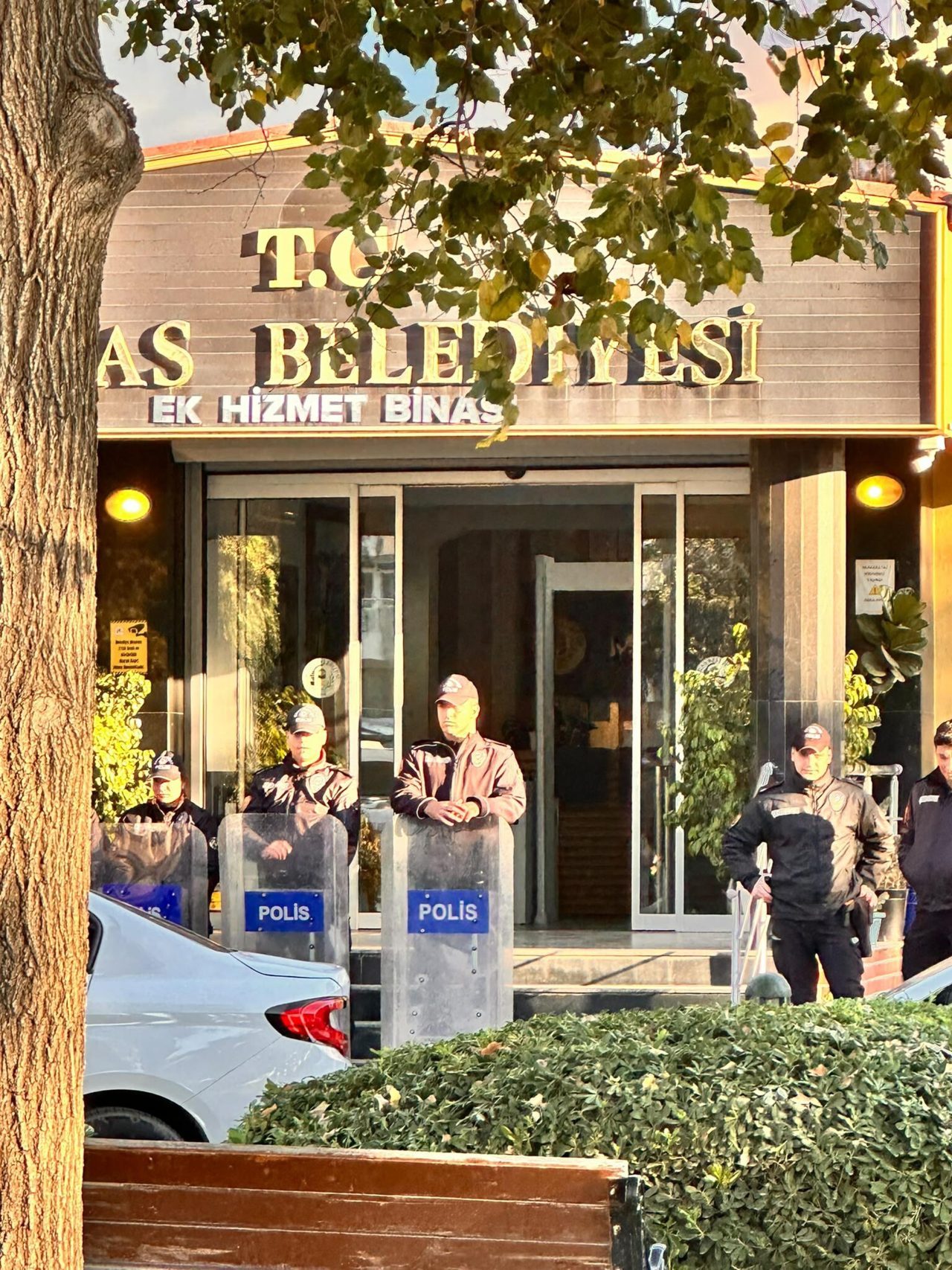 Milas Belediyesine yönelik 13 ilde gerçekleştirilen operasyonda Belediye Başkanı Fevzi