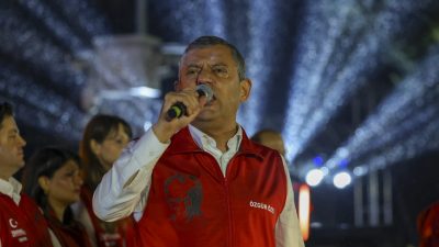 Özgür Özel, Kadıköy’deki Cumhuriyet Bayramı kutlamalarında Cumhuriyet’i 86 milyonun ortak