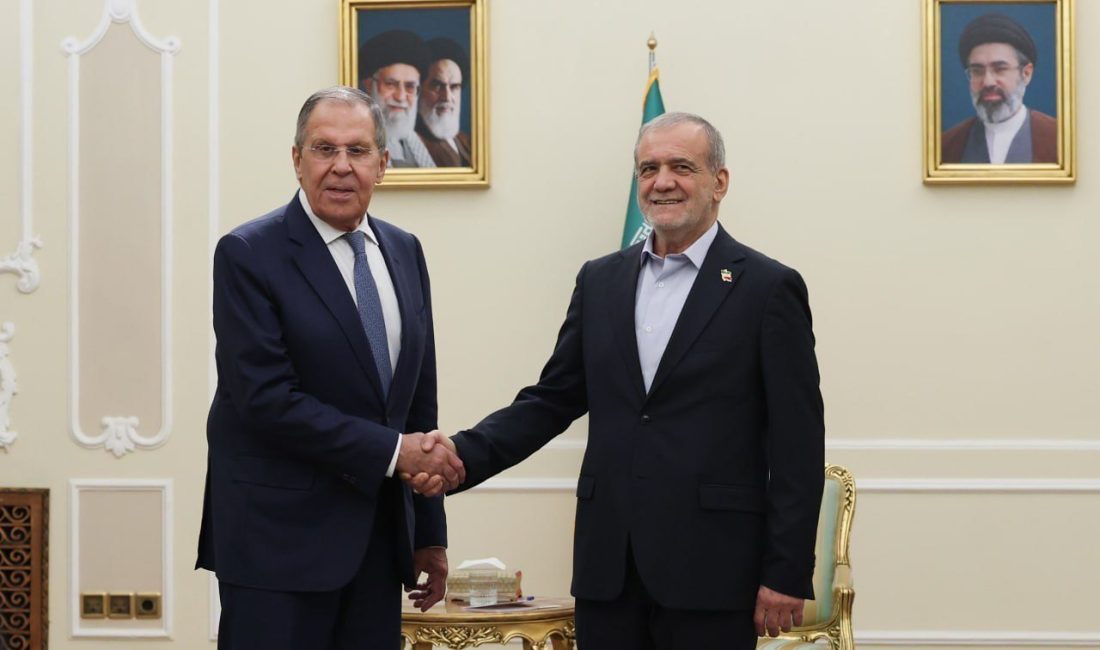 Pezeşkiyan’dan ABD’ye Bölgesel Eleştiri İran Cumhurbaşkanı Mesud Pezeşkiyan, Rusya Dışişleri Bakanı Sergey Lavrov ile