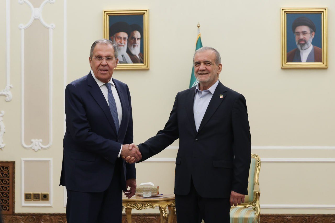 İran Cumhurbaşkanı Mesud Pezeşkiyan, Rusya Dışişleri Bakanı Sergey Lavrov ile